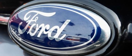 Ford cere scuze pentru o reclama in care Berlusconi conduce o masina cu femei in portbagaj