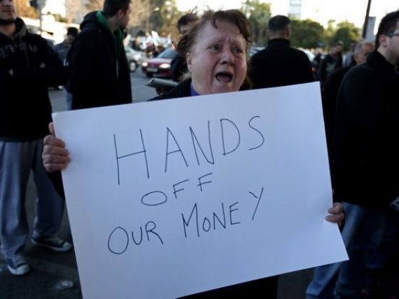 Bogatasii cu conturi in Cipru au reusit sa-si salveze economiile. Cum s-au evaporat banii din bancile inchise, in asteptarea planului de salvare
