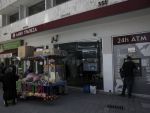 Haosul persista in Cipru. Numeroase companii sunt blocate din cauza inchiderii bancilor, magazinele si farmaciile raman fara marfa