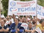 Peste 200 de angajati ai Oltchim protesteaza in strada, blocand DN 64