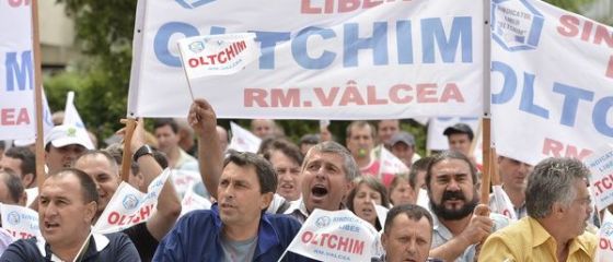 Peste 200 de angajati ai Oltchim protesteaza in strada, blocand DN 64