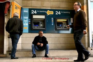Bancile cipriote au fost deschise timp de 6 ore, dupa care s-au inchis, din nou, pana marti