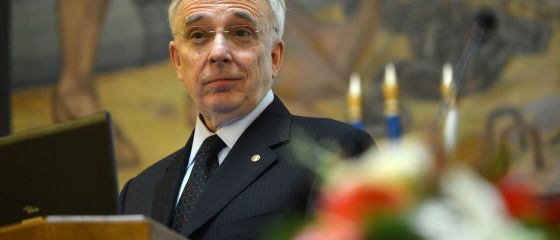 Isarescu: Am primit stiri ca unii au inceput sa sparga depozite, daca au peste 100.000, treaba lor