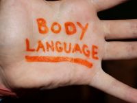 
	Cum sa te folosesti de limbajul trupului ca sa iti convingi interlocutorii si sa obtii ce vrei la serviciu
