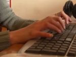 O romanca isi acuza patronul de abuz, dupa ce acesta i-ar fi cerut sa inconjoare cladirea 3 ore pentru ca nu avea de lucru