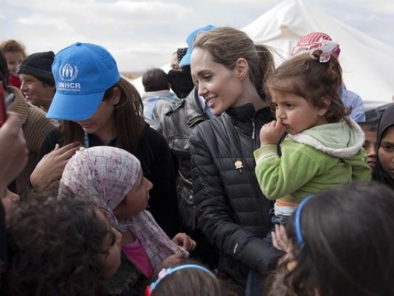 Angelina Jolie finanteaza scolile din Afganistan cu banii castigati din bijuterii