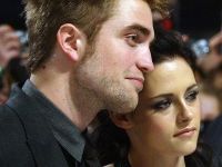Forbes: Stewart-Pattinson, pe primul loc in topul cuplurilor din filmele cu cele mai mari incasari