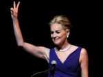 Sharon Stone si Kate Moss s-au sarutat pentru 35.000 lire sterline, bani donati pentru cercetare medicala