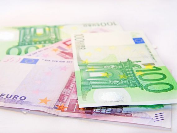 Euro ramane sub pragul de 4,4 lei