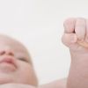 Indemnizatia pentru cresterea copilului, taiata daca tatal nu intra in concediu paternal. Parintii se tem sa nu-si piarda jobul