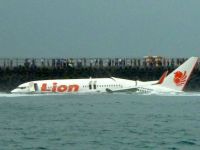 Un avion de pasageri s-a prabusit in mare, in largul insulei Bali. Toti pasagerii au supravietuit