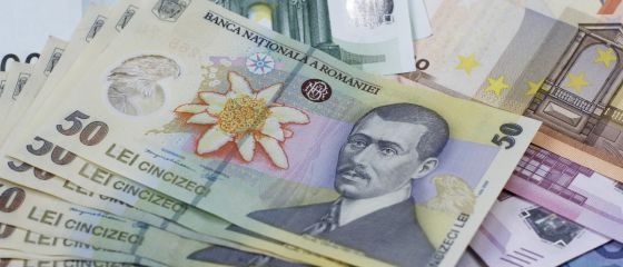 Leul devine tot mai puternic. Cursul a coborat luni la 4,3806 lei/euro