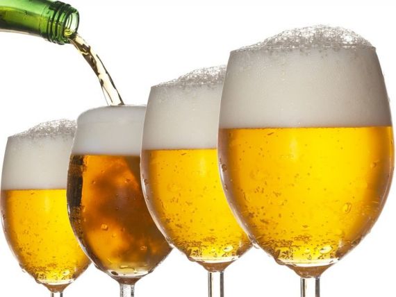 Vanzarile de bere au crescut in 2012 cu 7%. Cat bea un roman pe an si cat munceste sa-si plateasca o sticla de bere