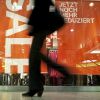 Trenduri noi la cumparaturi. Comerciantii isi transforma radical magazinele, din cauza clientilor care migreaza catre internet