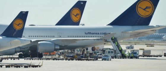 Greva pilotilor germani continua si sambata. Calatorii afectati pot schimba data rezervarii gratuit. Lufthansa a anulat 800 de curse aeriene