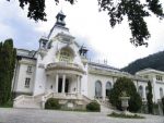Cazinoul din Sinaia, deschis publicului. Construit de Carol I, l-a avut ca prim actionar pe baronul de Marcay care-l detinea si pe cel din Monte Carlo