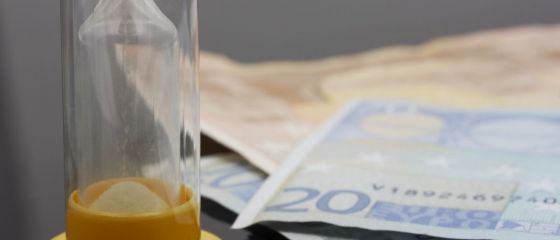 Fondurile straine fac bancilor din Grecia oferte umilitoare , similare celor din Romania, pentru creditele neperformante
