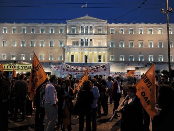 Sistemul bugetar din Grecia, restructurat din nou: 15.000 de eleni isi vor pierde slujbele. Manifestatii in Atena