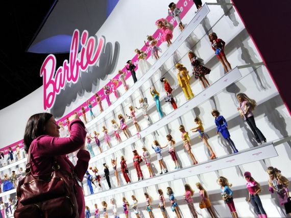 Celebra papusa Barbie se muta la Berlin, starnind controverse
