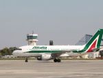 Nouazeci de angajati Alitalia, arestati pentru furturi de bagaje