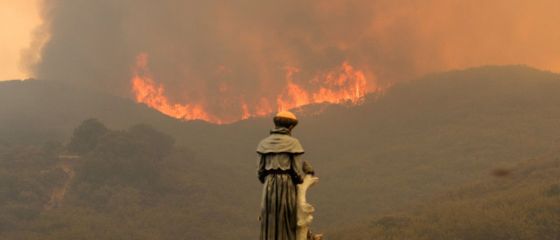 Incendiul din California capata proportii devastatoare: mii de locuinte, amenintate si 4.000 ha de vegetatie, distruse