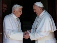 Un artist deghizat in papa a fost arestat la Roma pentru ca semana prea bine cu Ioan Paul al II-lea