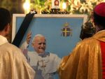 Un artist deghizat in papa a fost arestat la Roma pentru ca semana prea bine cu Ioan Paul al II-lea