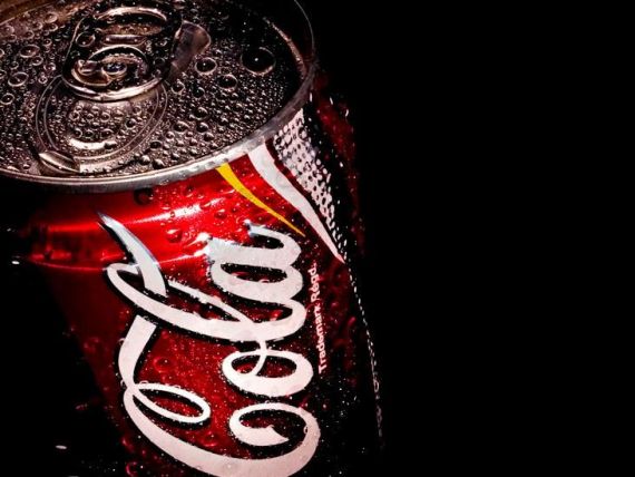 Pentru prima data in istorie, Coca-Cola schimba culoarea cutiilor rosii. FOTO