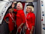 Cand bogatii pierd. Miliardarul Richard Branson, stewardesa pentru o zi