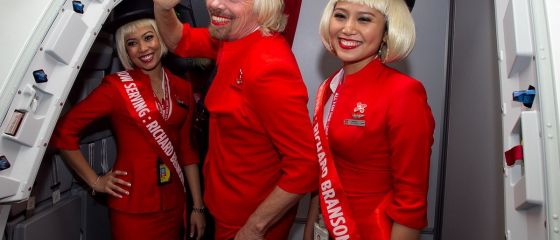 Cand bogatii pierd. Miliardarul Richard Branson, stewardesa pentru o zi