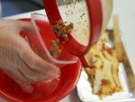 Carnea artificiala, crescuta in laborator, scoasa in lume. Unde se va servi primul hamburger de 250.000 de dolari