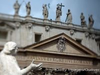 Un prelat de la Vatican, arestat pentru deturnare de fonduri, acuza cardinali de abuzuri financiare