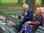 100 de batrani din Capitala primesc bratari inteligente , pentru ajutor in caz de urgenta
