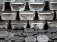 Pretul argintului a scazut cu 7%, la cel mai redus nivel din 2010, in paralel cu declinul aurului
