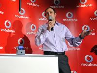 
	In asteptarea celor 100 miliarde de dolari de la Verizon, actionarii Vodafone vor dividende si preluari
