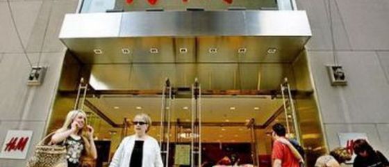 Compania H M, acuzata ca a copiat modele de la brandurile de lux Balenciaga, Celine si Kenzo