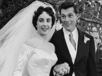 
	Rochia de mireasa pe care Liz Taylor a purtat-o la prima nunta, scoasa la licitatie
