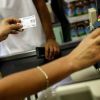 Bonurile de masa ar putea sa dispara curand din portofelele romanilor. Contravaloarea lor, transferata pe card