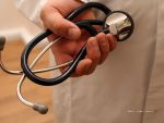 Aproape 3% dintre medici si intre 5 si 10% dintre asistentele din Romania emigreaza in fiecare an. Salariile, de 10 ori mai mari in Europa de Vest