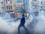 Mii de manifestanti au ocupat Piata Taksim. MAE recomanda romanilor din Istanbul sa evite zona centrala a orasului