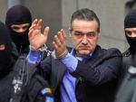 Doi calugari de la Muntele Athos au tinut slujba de duminica la Penitenciarul Rahova, la care a participat si Gigi Becali