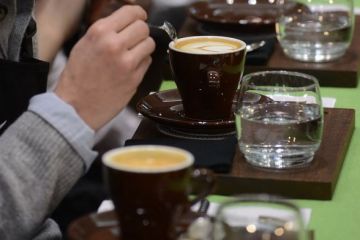 Cafeneaua unde nu trebuie sa platesti pentru consumatie. Cum a ajuns o afacere profitabila