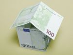 Jumatate dintre romani spun ca situatia lor financiara este mai rea ca anul trecut. Doar 3% si-ar cumpara o locuinta si 6%, o masina