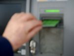 Peste 90% din furturile la bancomate din Marea Britanie sunt comise de romani - politie