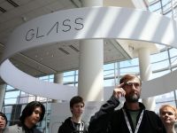 
	Google a interzis ochelarii Google Glass la adunarea actionarilor. Grupul este acuzat de ipocrizie
