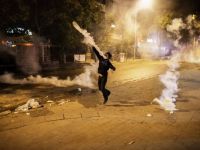 Politia a folosit tunuri cu apa impotriva manifestantilor adunati in piata Taksim, din Istanbul