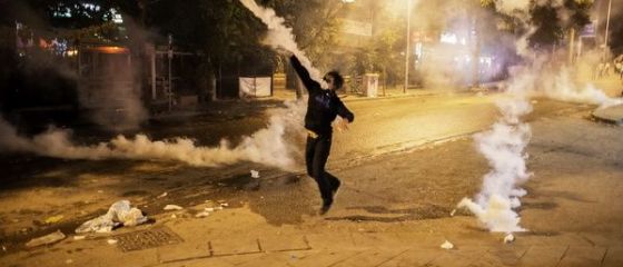 Noi ciocniri violente in Turcia. Politia foloseste gaze lacrimogene impotriva miilor de manifestanti la Ankara