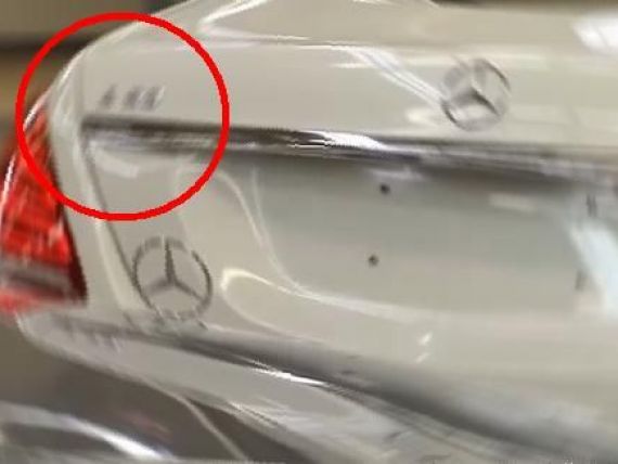 Accident de lux pe net. Mercedes scapa detaliul care nu avea voie sa iasa din fabrica. Masina pentru cei mai bogati dintre pamanteni. VIDEO