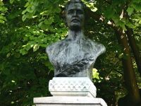 Bustul lui Eminescu ce urma sa fie inaugurat la Cernauti, decapitat. MAE reactioneaza