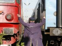 Aproximativ 50 de mecanici de locomotiva cer oprirea privatizarii CFR Marfa, in fata Ministerului Transporturilor